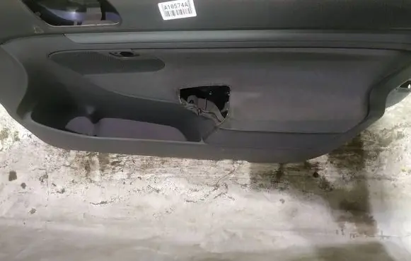 Volkswagen Jetta V Front door card panel trim