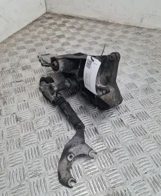 Volkswagen PASSAT B5.5 Generator/alternator bracket 