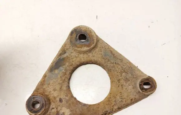 Nissan X-Trail T30 Engine mounting bracket 
