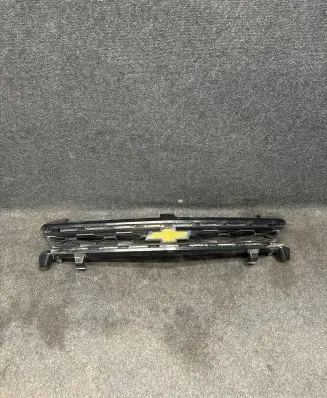 Chevrolet Camaro Front bumper upper radiator grill 84140578