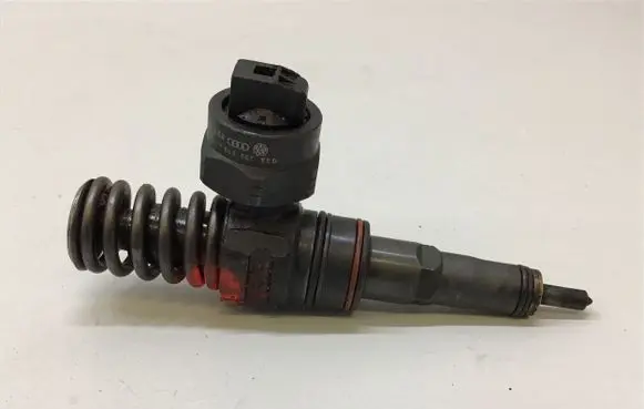 Volkswagen Golf IV Fuel injector 038130073J