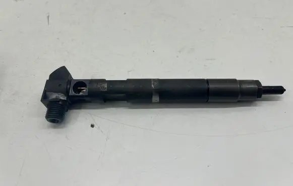 Mercedes-Benz C W205 Fuel injector A6510703287