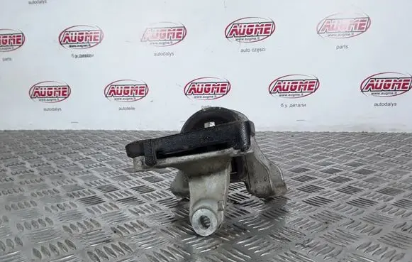 Honda CR-V Engine mount bracket