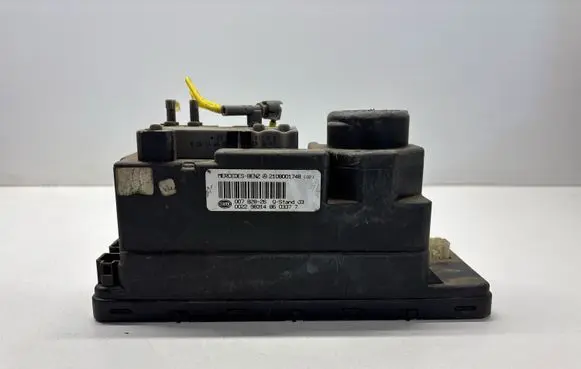 Mercedes-Benz E W210 Central locking vacuum pump 2108001748