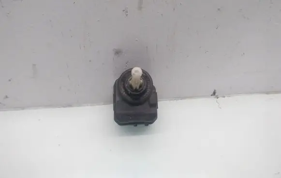 Volkswagen PASSAT B5 Headlight level adjustment motor 3B0941295A