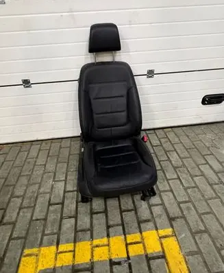 Volkswagen Touareg II Front passenger seat 104916562 7P6971364