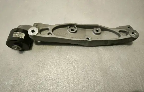 Volvo XC90 Rear differential/diff mount bracket 32246464