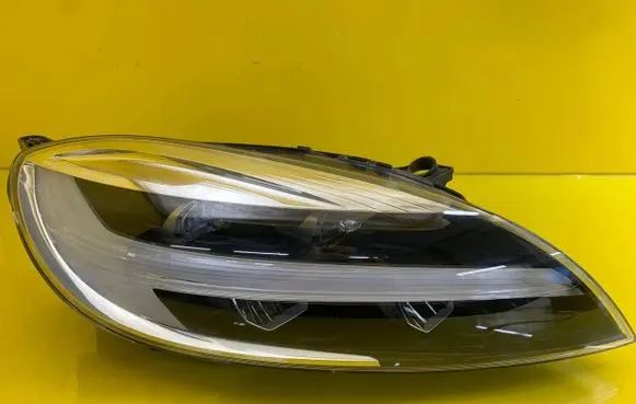 Volvo V40 Headlight/headlamp 31677023