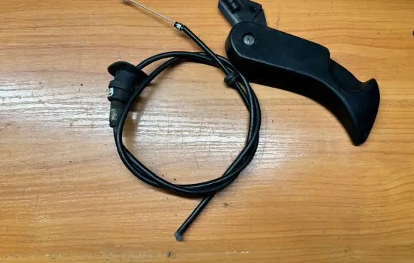 BMW 5 E39 Engine bonnet (hood) release handle 8226671