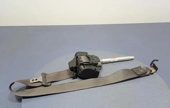 Volvo V70 Front seatbelt 8686251