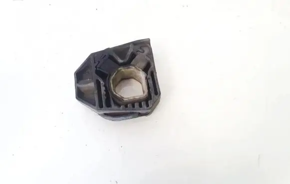 Radiator mount bracket