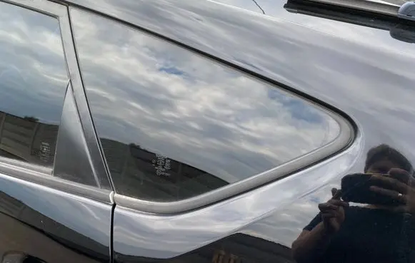 Toyota Prius (NHW20) Rear vent window glass
