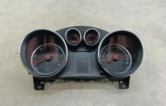 Opel Astra J Speedometer (instrument cluster) 13355355
