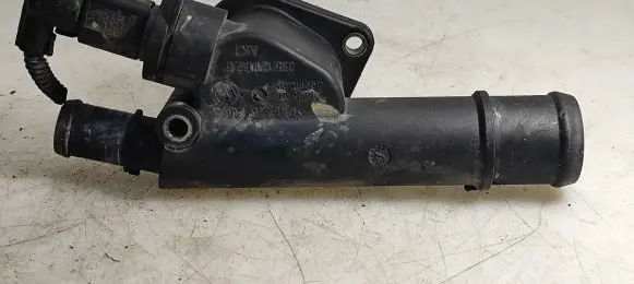Volkswagen Touran I Engine coolant pipe/hose 038121132G