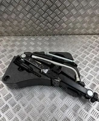 Volkswagen Touareg II Tool set 7P6012112B