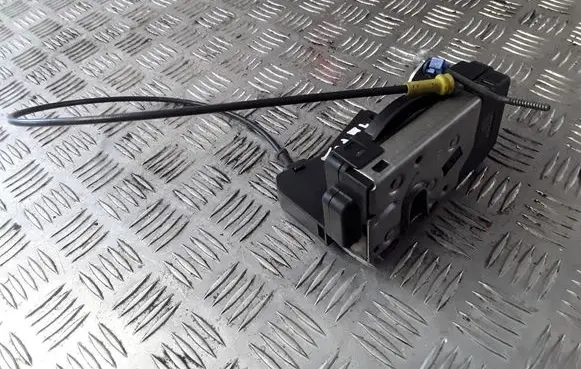 Renault Trafic II (X83) Front door lock 8200008247