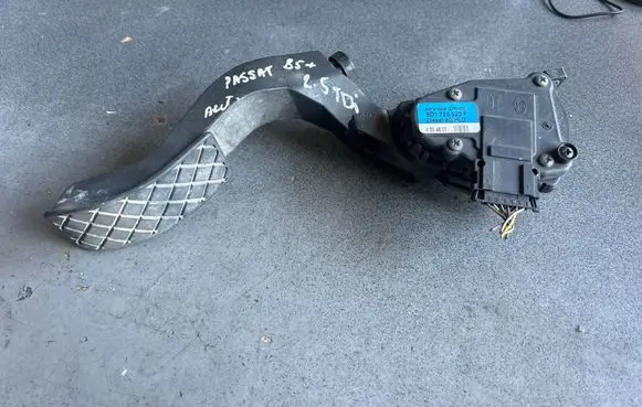 Volkswagen PASSAT B5.5 Accelerator throttle pedal 6PV00837602 8D1723523F