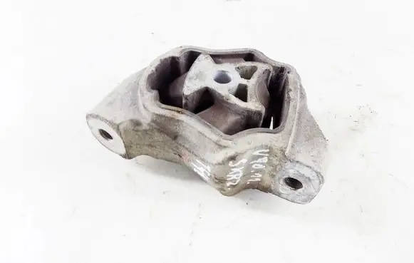 Volvo V70 Engine mount bracket