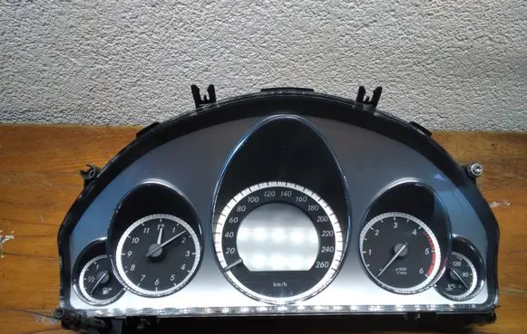 Mercedes-Benz E A207 Speedometer (instrument cluster) A2125409547 A2125401348 A2044423021