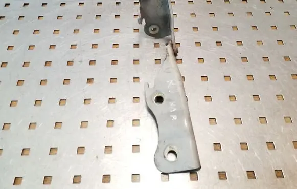 Engine bonnet/hood hinges