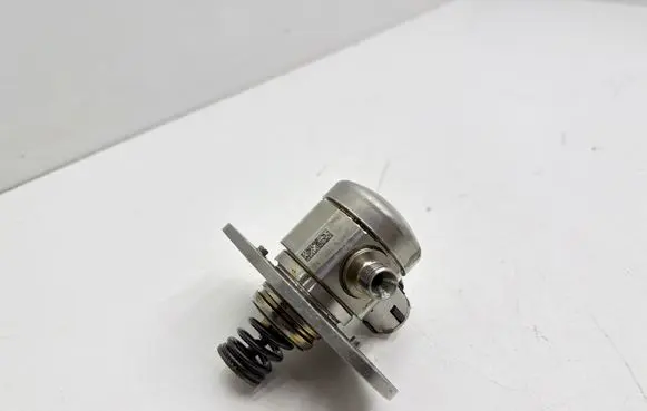 BMW 1 F40 Fuel injection high pressure pump 8631642