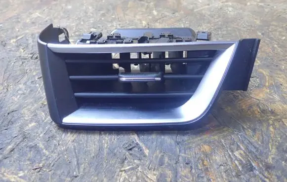Renault Clio V Dashboard side air vent grill/cover trim 687617532R