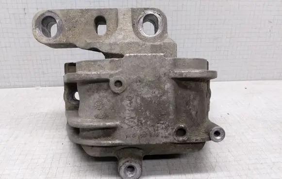 Volkswagen PASSAT B6 Engine mount bracket 1K0199262P