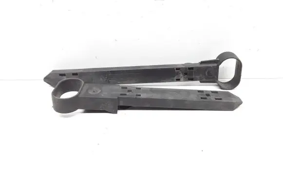 Headlight/headlamp mounting bracket