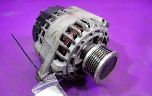 Opel Zafira B Generator/alternator 