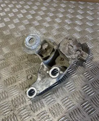 Audi A4 S4 B7 8E 8H Engine mounting bracket 8E0199352N