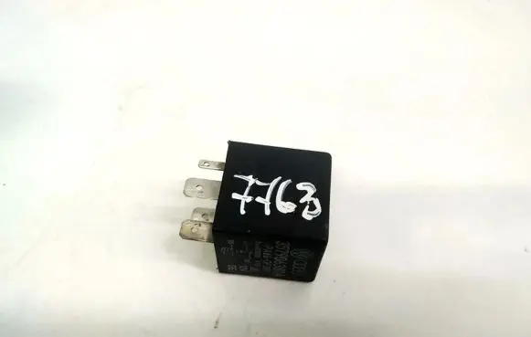 Volkswagen PASSAT B4 Other relay 357906381A