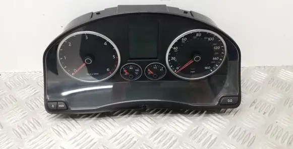 Volkswagen Tiguan Speedometer (instrument cluster) 5N0920970D