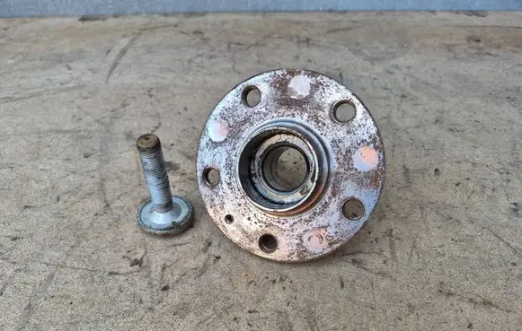 Volkswagen Touran I Rear wheel hub