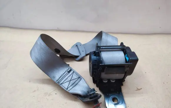 KIA Magentis Rear seatbelt 898102G200