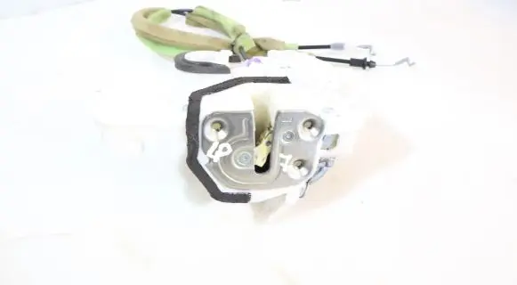Mazda 3 III Front door lock