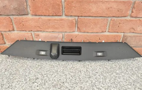 Trunk door license plate light bar