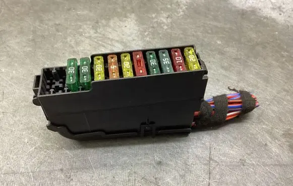 Audi A6 S6 C6 4F Fuse module 4F0941824A AUPA018