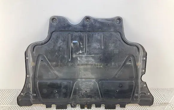 Volkswagen PASSAT B8 Engine splash shield/under tray 5Q0825236