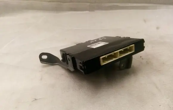Toyota Avensis T270 Power management control unit MB10285005020 8969005020