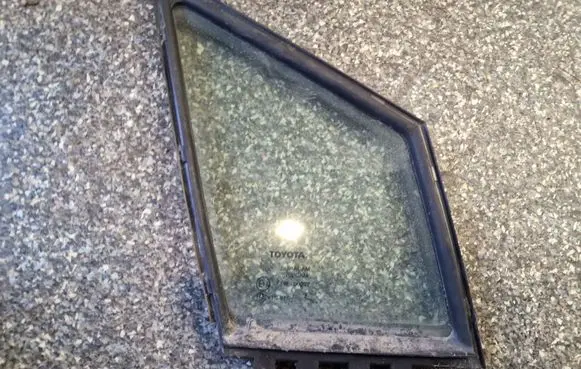 Toyota Corolla Verso E121 Front door vent window glass four-door 