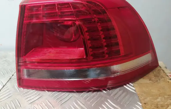 Volkswagen Touareg II Rear/tail lights 7P6945208
