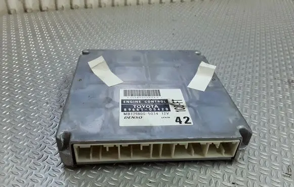 Toyota Avensis T220 Engine control unit/module 8966105420