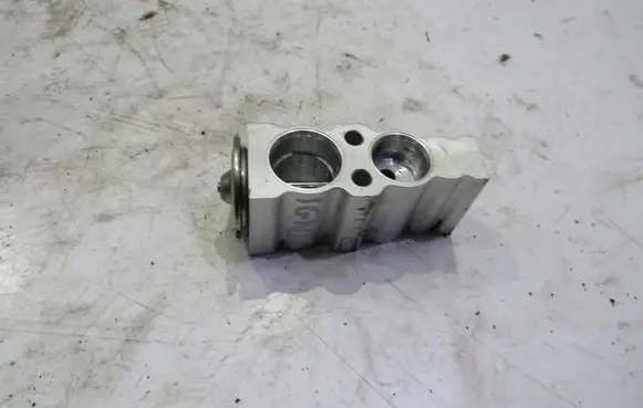 Suzuki Ignis Air conditioning (A/C) expansion valve KRIS235789