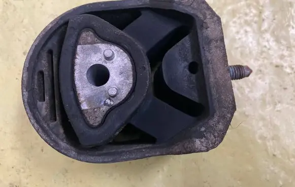 Mercedes-Benz A W169 Engine mount bracket A1692400717