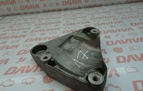 Engine mounting bracket