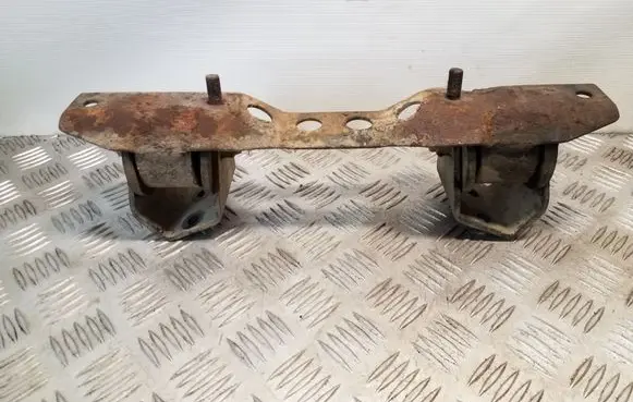 Mitsubishi Pajero Gearbox mounting bracket 