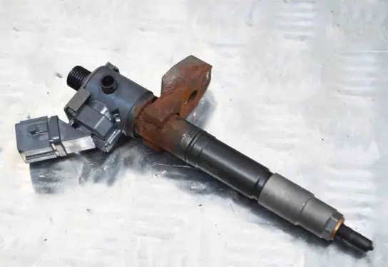 Volvo S60 Fuel injector 237001002R14167