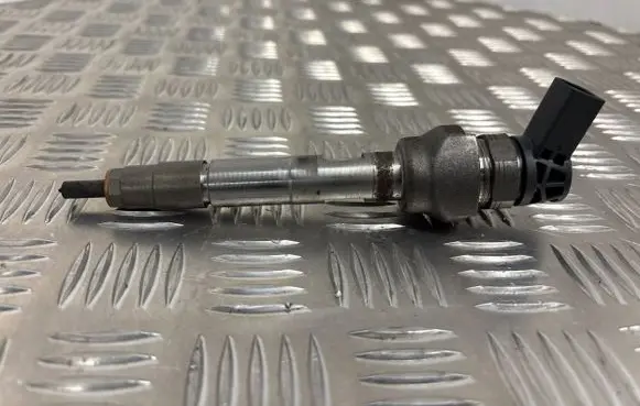 BMW 2 F46 Fuel injector 0445110613 65527 5379