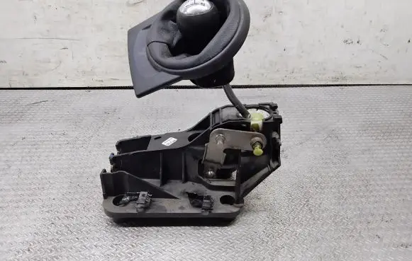 Citroen C4 I Gear shifter/selector 9657303580