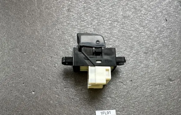 Nissan Patrol Y61 Electric window control switch 254110V000